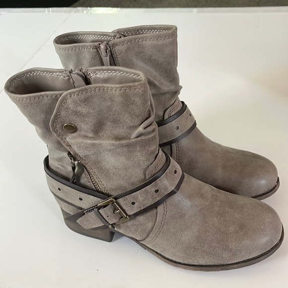 SOLD********. SO Women’s gray  caper boots. New with box. Size 7.5. - Picture 2 of 8